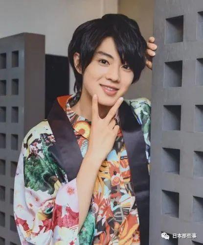 佐藤康惠生活照,生活照中的优雅与魅力