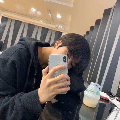 男生对镜自拍照片,男生自拍瞬间捕捉青春魅力