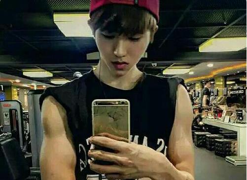 蔡徐坤露肉照片,揭秘偶像不为人知的健美身材